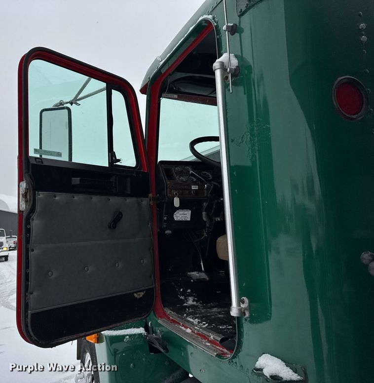 image for item OG9754 2000 Freightliner FLD120 fertilizer delivery truck