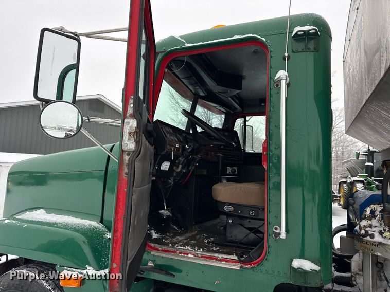 image for item OG9754 2000 Freightliner FLD120 fertilizer delivery truck