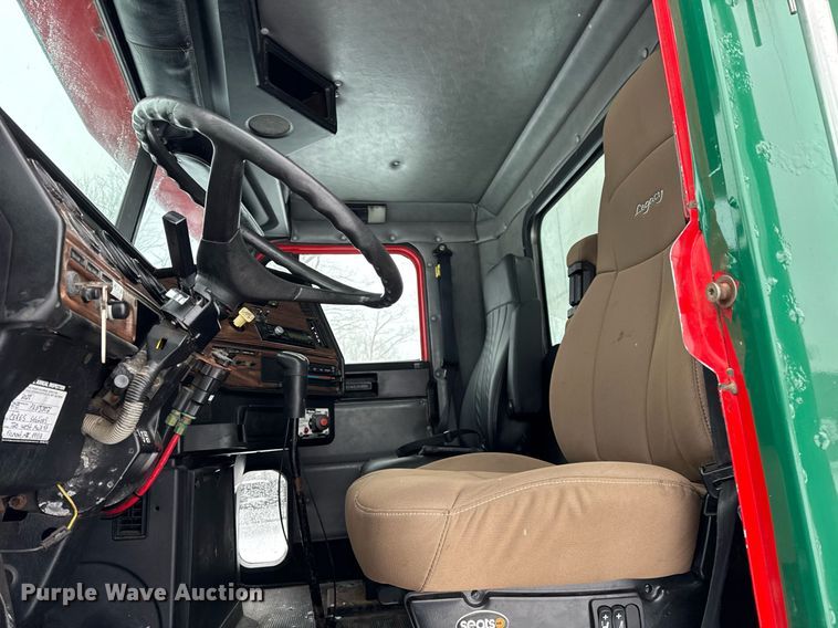 image for item OG9754 2000 Freightliner FLD120 fertilizer delivery truck