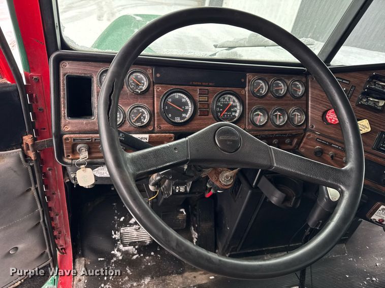 image for item OG9754 2000 Freightliner FLD120 fertilizer delivery truck