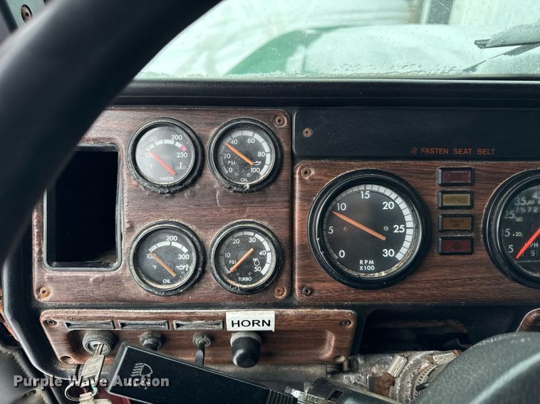 image for item OG9754 2000 Freightliner FLD120 fertilizer delivery truck