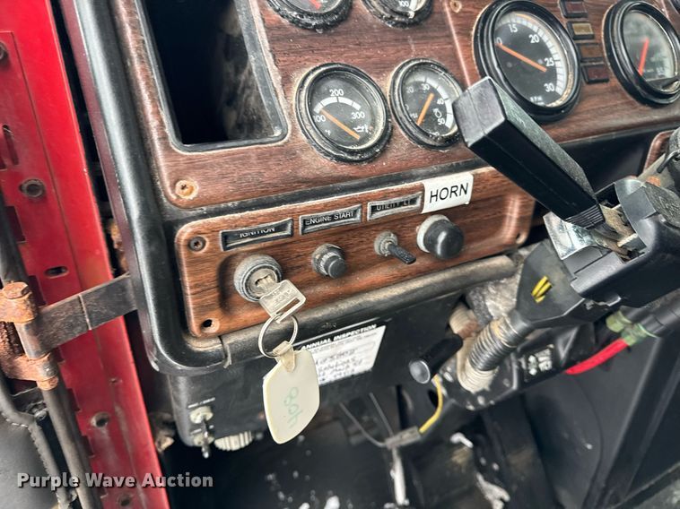 image for item OG9754 2000 Freightliner FLD120 fertilizer delivery truck