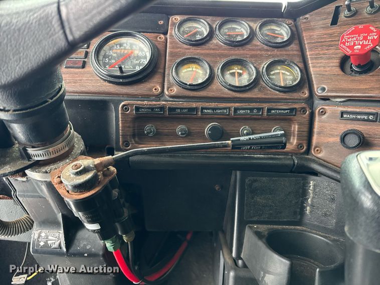 image for item OG9754 2000 Freightliner FLD120 fertilizer delivery truck