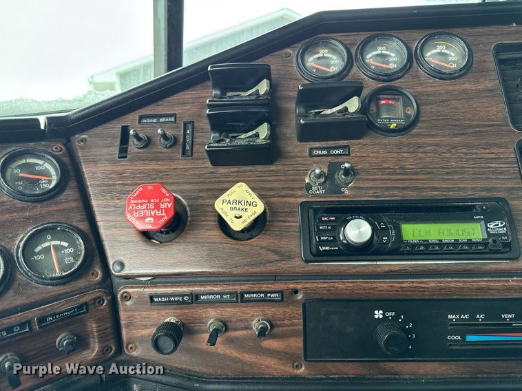 image for item OG9754 2000 Freightliner FLD120 fertilizer delivery truck