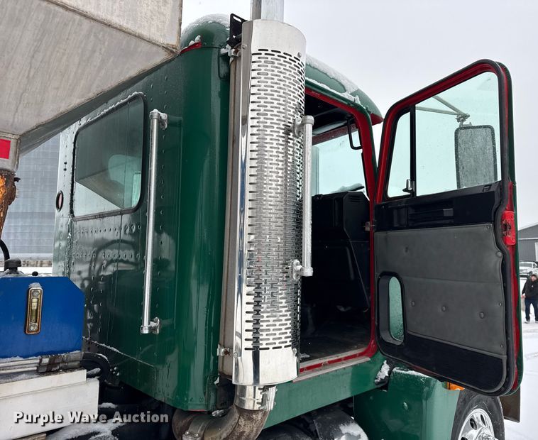 image for item OG9754 2000 Freightliner FLD120 fertilizer delivery truck