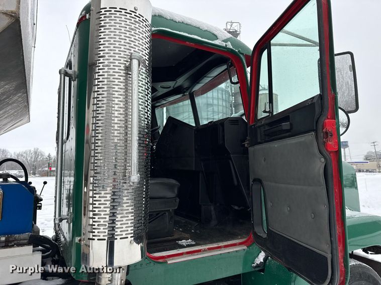 image for item OG9754 2000 Freightliner FLD120 fertilizer delivery truck