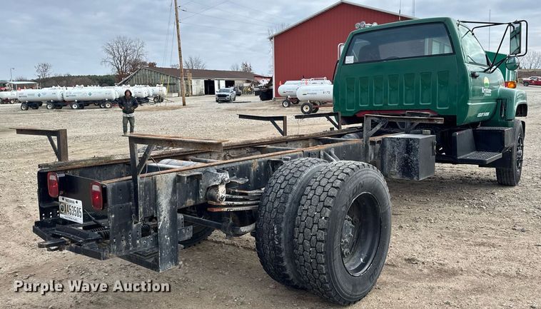 image for item DH9241 1994 GMC Topkick C6500 truck cab and chassis