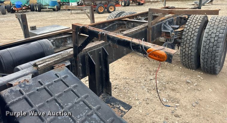 image for item DH9241 1994 GMC Topkick C6500 truck cab and chassis