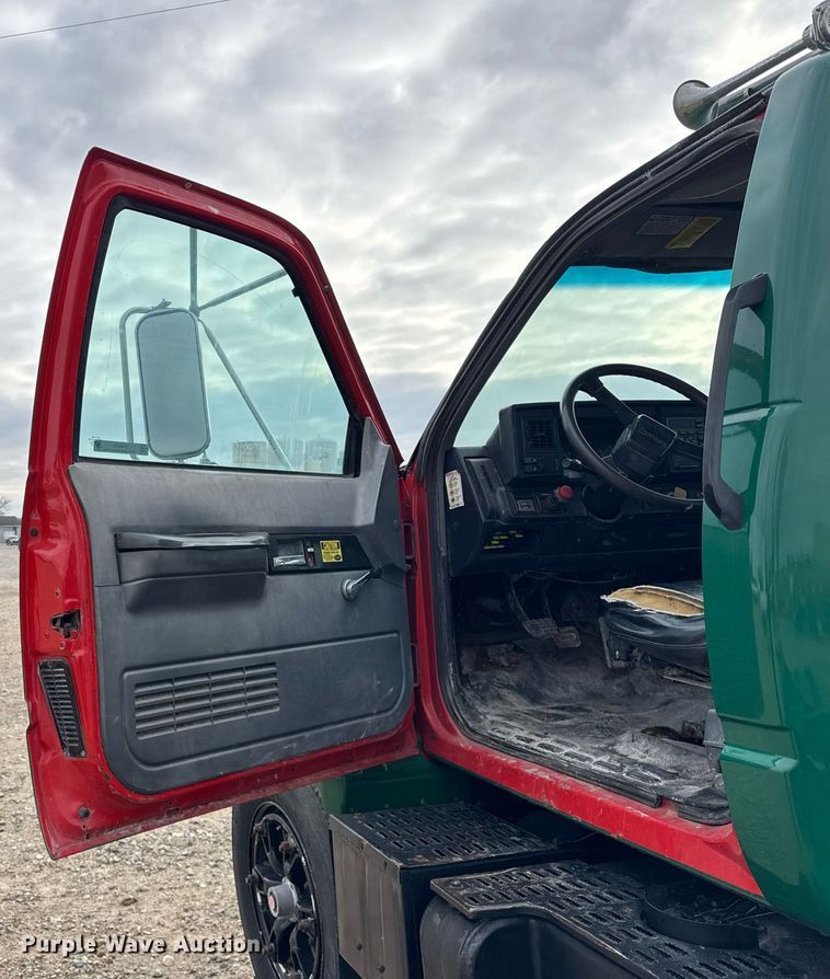 image for item DH9241 1994 GMC Topkick C6500 truck cab and chassis