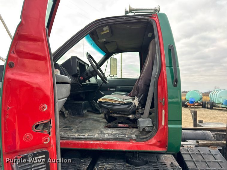 image for item DH9241 1994 GMC Topkick C6500 truck cab and chassis