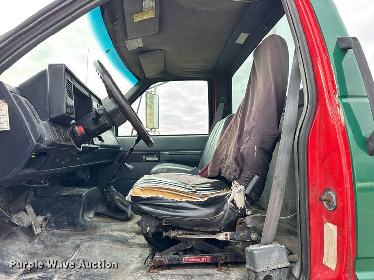 image for item DH9241 1994 GMC Topkick C6500 truck cab and chassis