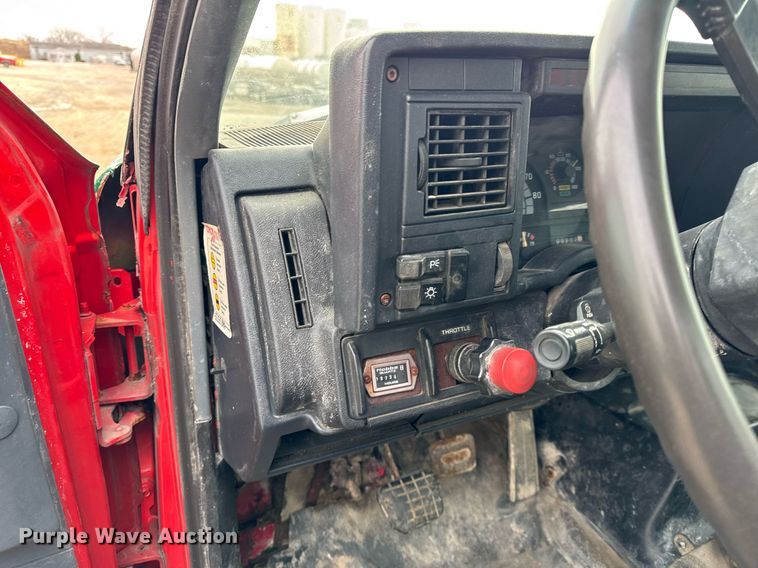 image for item DH9241 1994 GMC Topkick C6500 truck cab and chassis