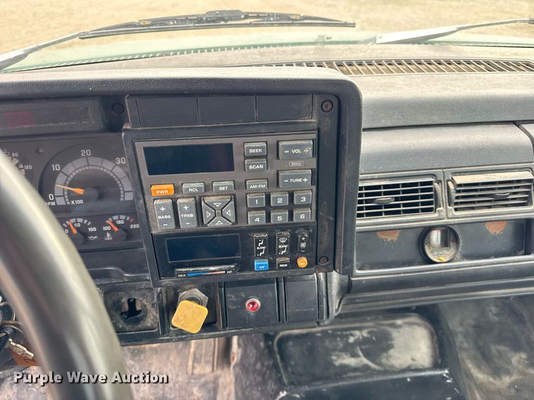 image for item DH9241 1994 GMC Topkick C6500 truck cab and chassis