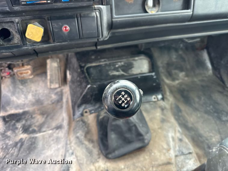 image for item DH9241 1994 GMC Topkick C6500 truck cab and chassis