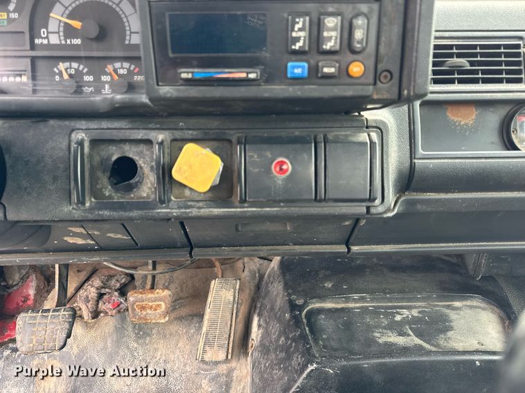 image for item DH9241 1994 GMC Topkick C6500 truck cab and chassis