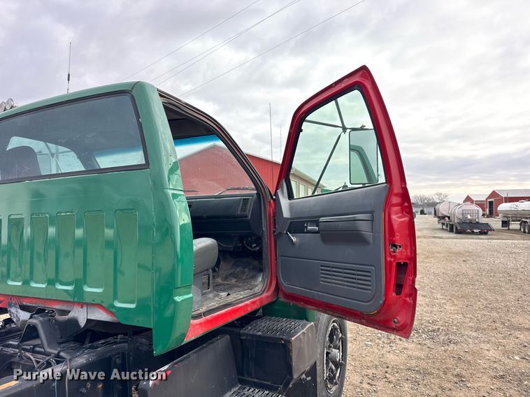 image for item DH9241 1994 GMC Topkick C6500 truck cab and chassis