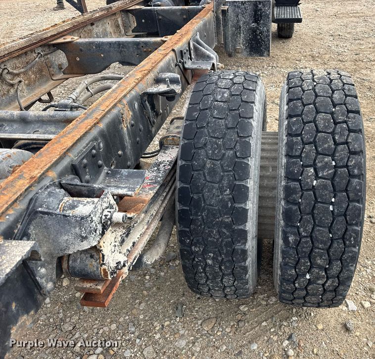 image for item DH9241 1994 GMC Topkick C6500 truck cab and chassis