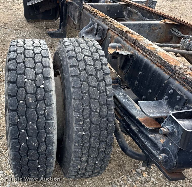 image for item DH9241 1994 GMC Topkick C6500 truck cab and chassis