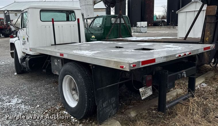 image for item DH9511 1988 International  1654 flatbed truck