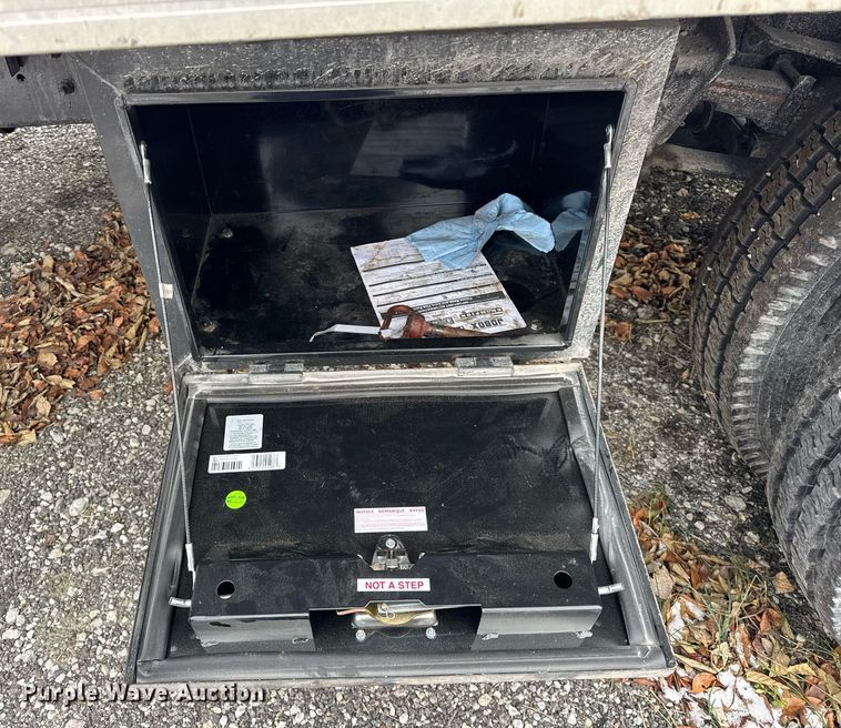 image for item DH9511 1988 International  1654 flatbed truck