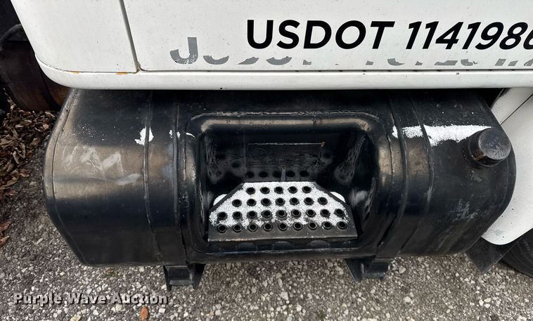 image for item DH9511 1988 International  1654 flatbed truck