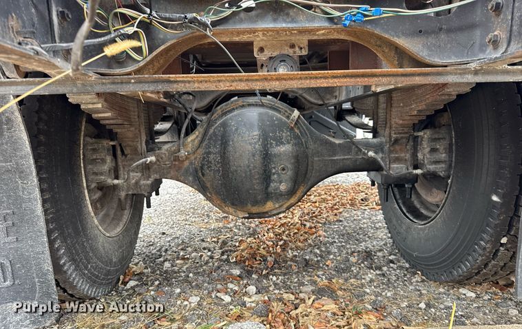 image for item DH9511 1988 International  1654 flatbed truck