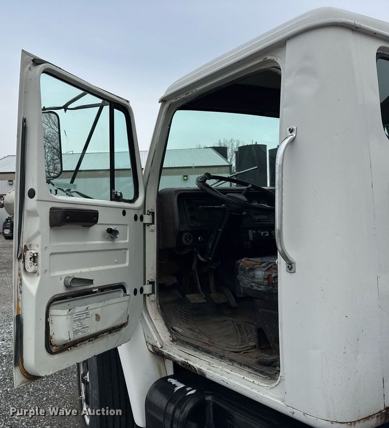 image for item DH9511 1988 International  1654 flatbed truck