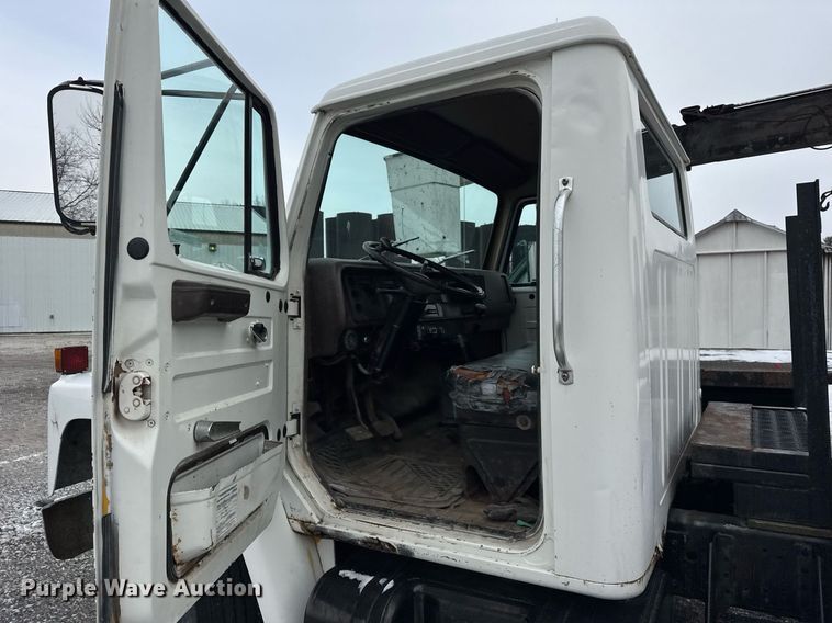 image for item DH9511 1988 International  1654 flatbed truck