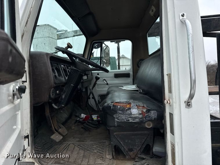 image for item DH9511 1988 International  1654 flatbed truck