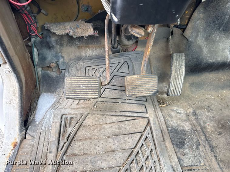 image for item DH9511 1988 International  1654 flatbed truck