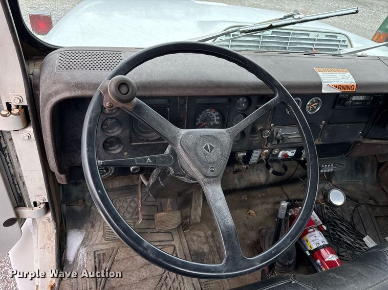 image for item DH9511 1988 International  1654 flatbed truck