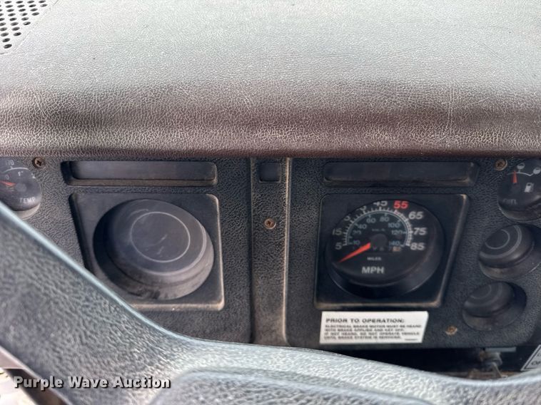 image for item DH9511 1988 International  1654 flatbed truck