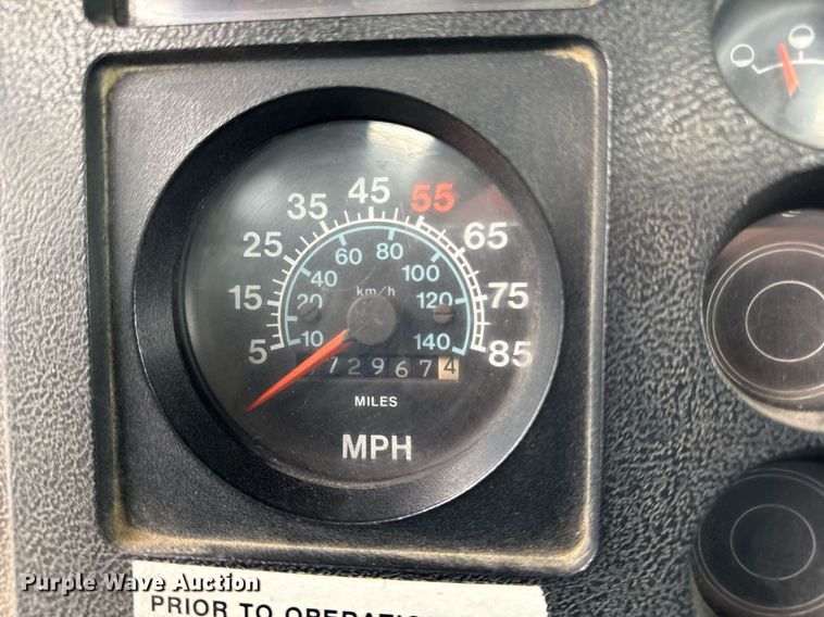 image for item DH9511 1988 International  1654 flatbed truck