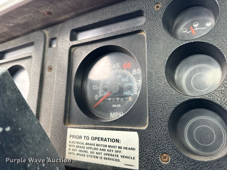 image for item DH9511 1988 International  1654 flatbed truck