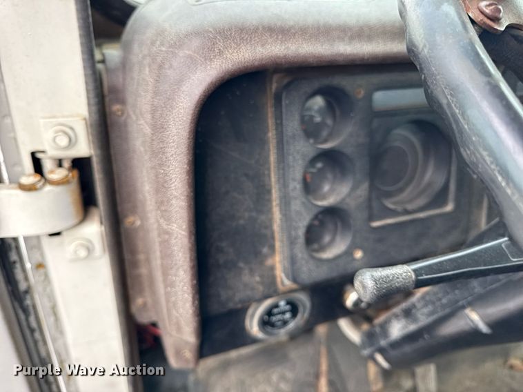 image for item DH9511 1988 International  1654 flatbed truck