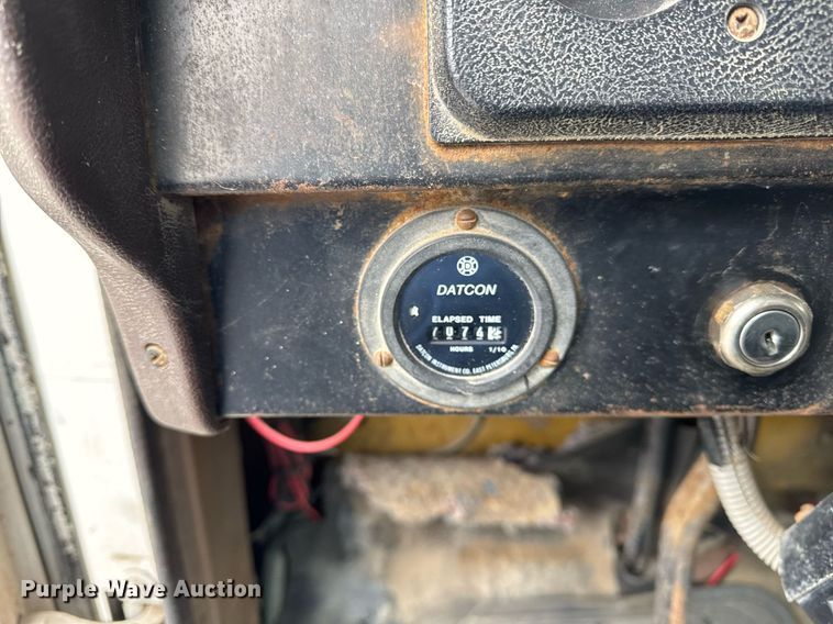 image for item DH9511 1988 International  1654 flatbed truck