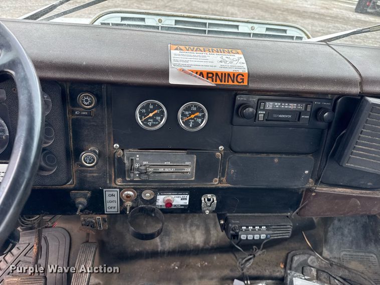 image for item DH9511 1988 International  1654 flatbed truck