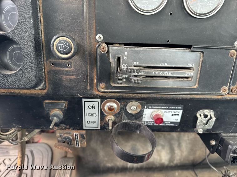 image for item DH9511 1988 International  1654 flatbed truck