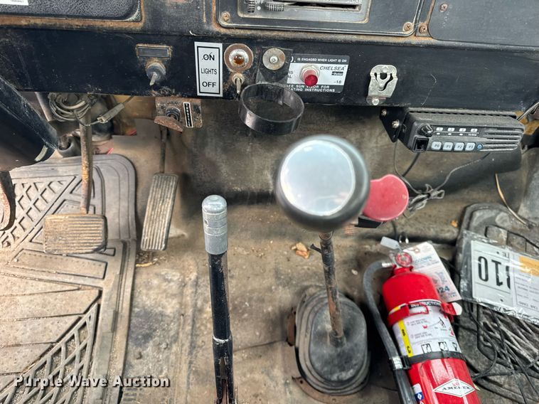 image for item DH9511 1988 International  1654 flatbed truck