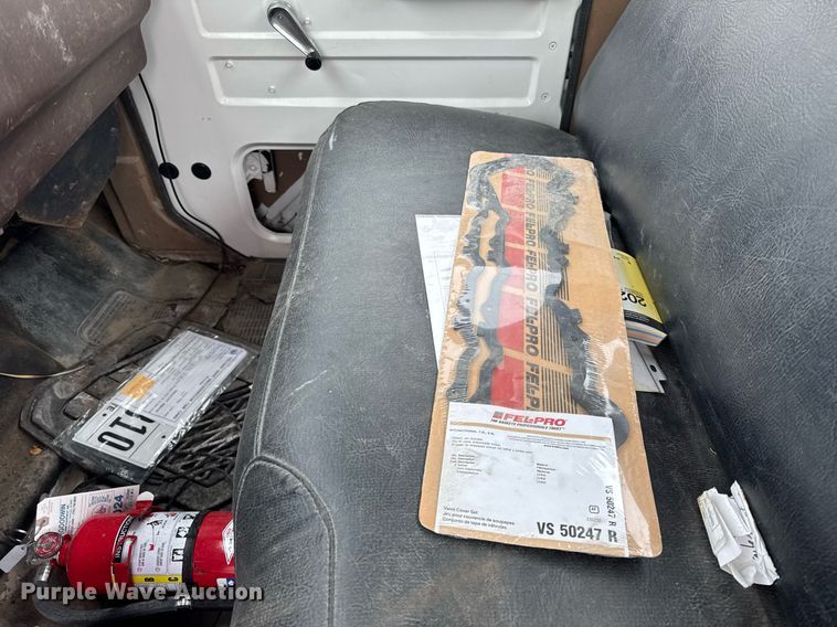 image for item DH9511 1988 International  1654 flatbed truck