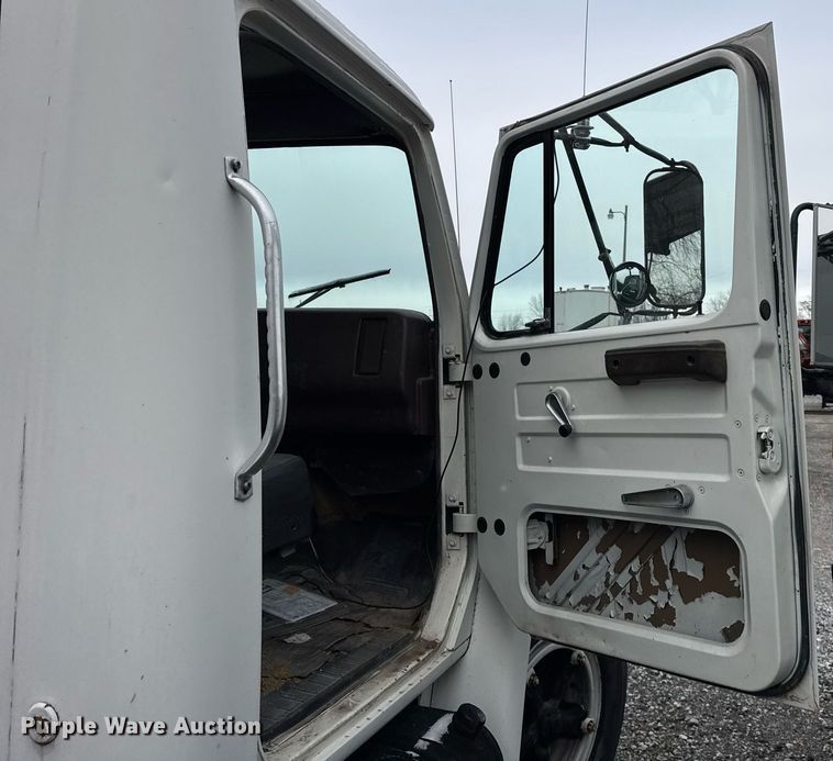 image for item DH9511 1988 International  1654 flatbed truck