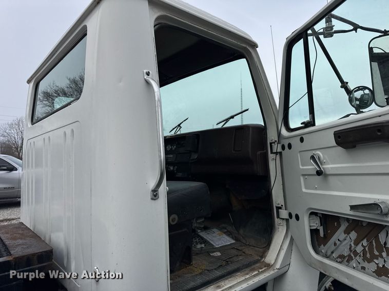 image for item DH9511 1988 International  1654 flatbed truck