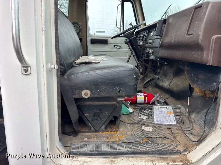 image for item DH9511 1988 International  1654 flatbed truck