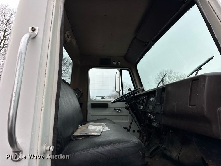 image for item DH9511 1988 International  1654 flatbed truck