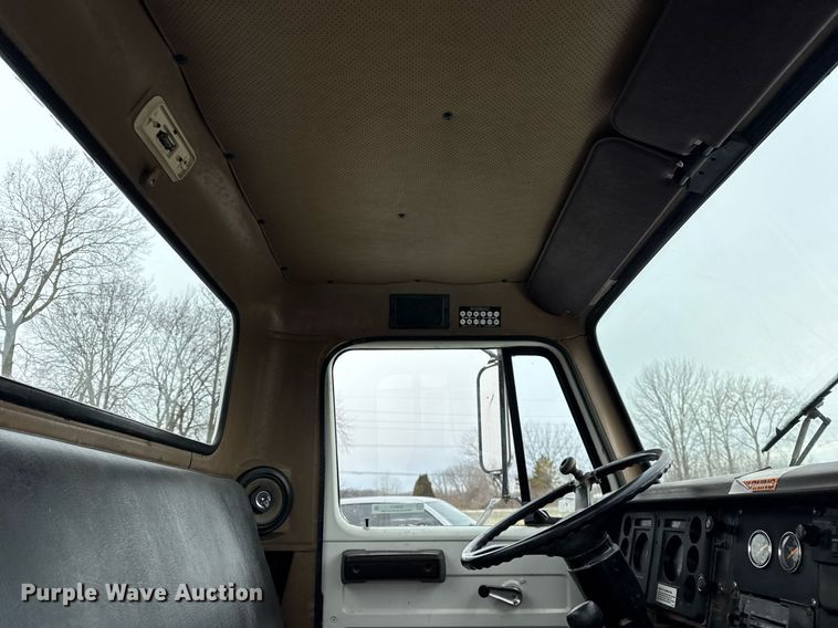 image for item DH9511 1988 International  1654 flatbed truck