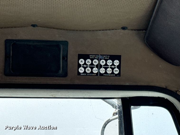 image for item DH9511 1988 International  1654 flatbed truck