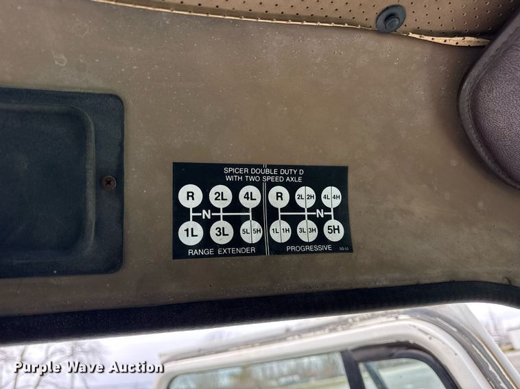 image for item DH9511 1988 International  1654 flatbed truck