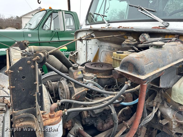 image for item DH9511 1988 International  1654 flatbed truck