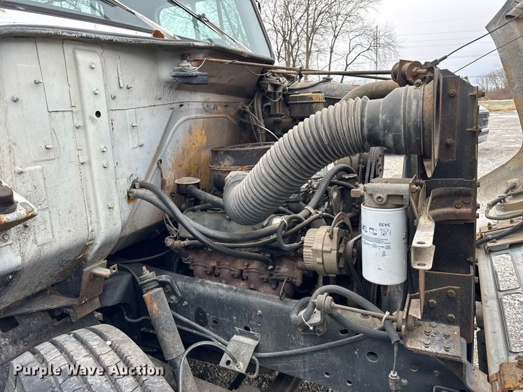 image for item DH9511 1988 International  1654 flatbed truck