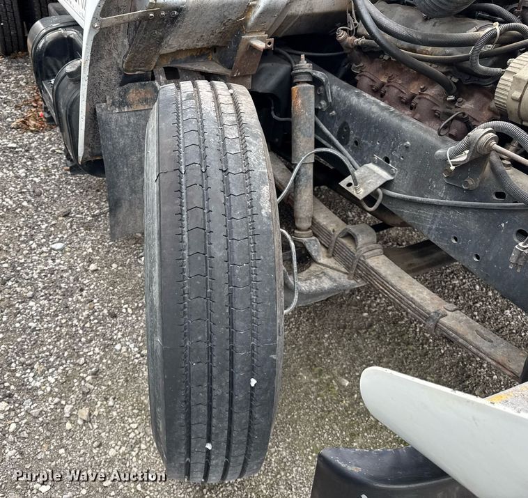 image for item DH9511 1988 International  1654 flatbed truck